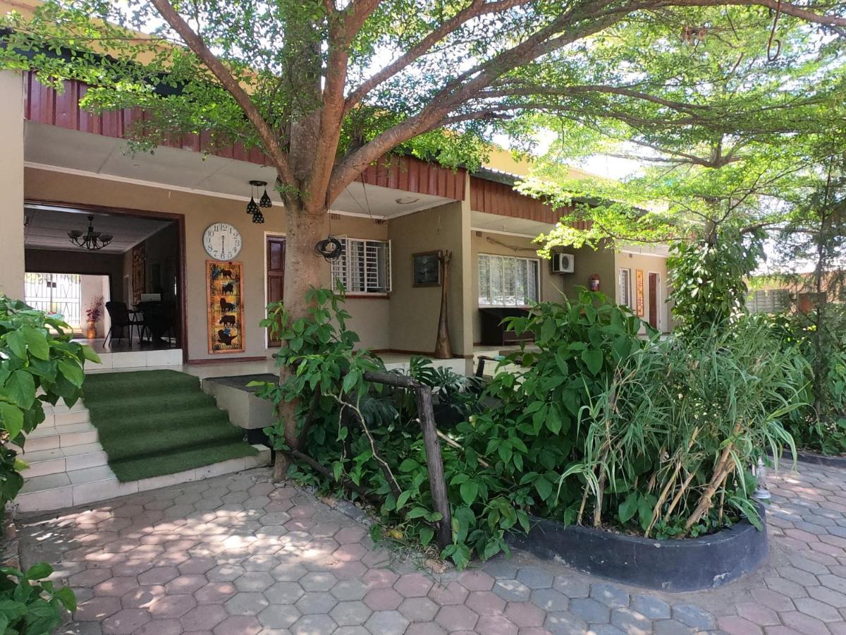 Golden Days Lodge Livingstone Extérieur photo